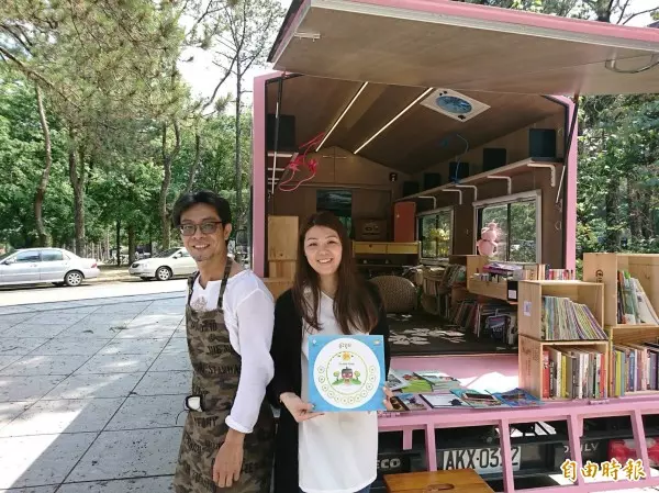粉紅喵喵車來了!童書繪本書車勾起新住民媽媽思鄉情