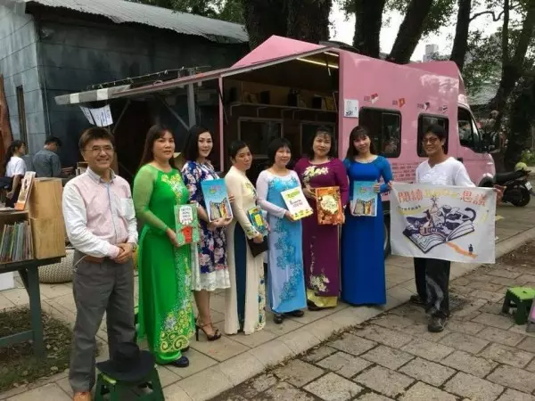 粉紅喵喵車來了!童書繪本書車勾起新住民媽媽思鄉情