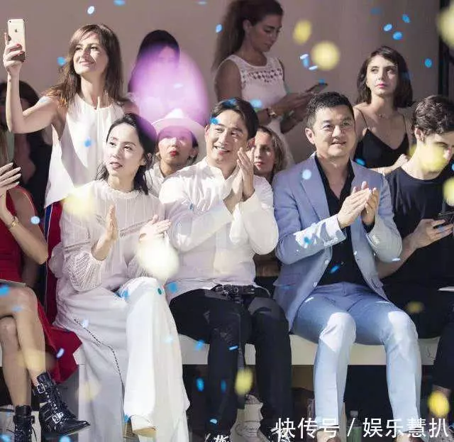 王菲女兒走秀氣場全開, 李亞鵬台下不停鼓掌, 對兩個女兒十分上心!