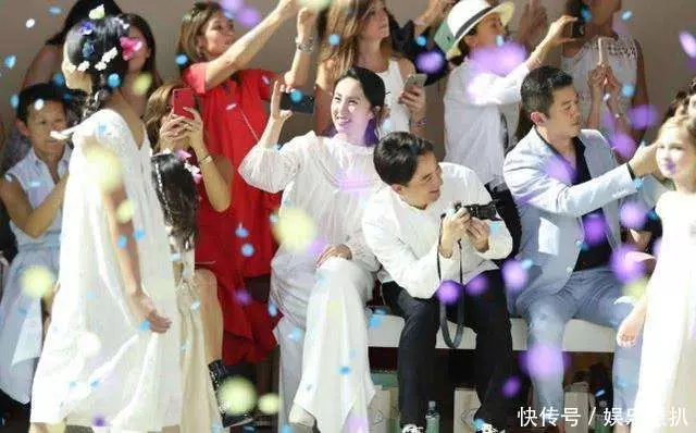王菲女兒走秀氣場全開, 李亞鵬台下不停鼓掌, 對兩個女兒十分上心!