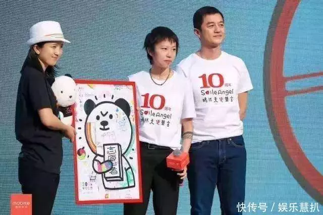 王菲女兒走秀氣場全開, 李亞鵬台下不停鼓掌, 對兩個女兒十分上心!