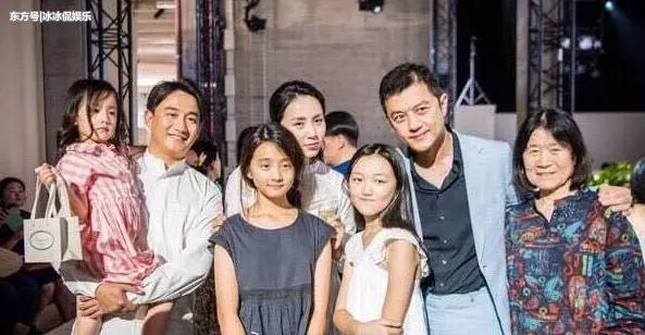 張柏芝一個簡單的撩發動作,「好媽媽」形象瞬間展露無遺!