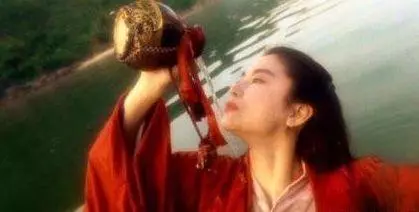 王祖賢18歲,朱茵18歲,趙雅芝18歲,卻都輸給了她的18歲!