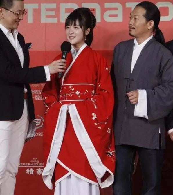 她用女兒身騙了觀眾十年,穿漢服游日本惹爭議,一席話讓網友怒贊!