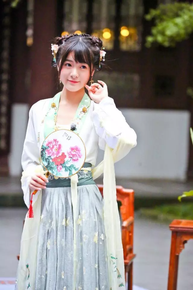 她用女兒身騙了觀眾十年,穿漢服游日本惹爭議,一席話讓網友怒贊!