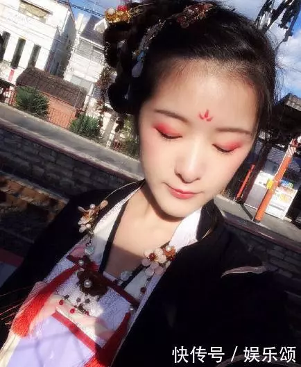 她用女兒身騙了觀眾十年,穿漢服游日本惹爭議,一席話讓網友怒贊!
