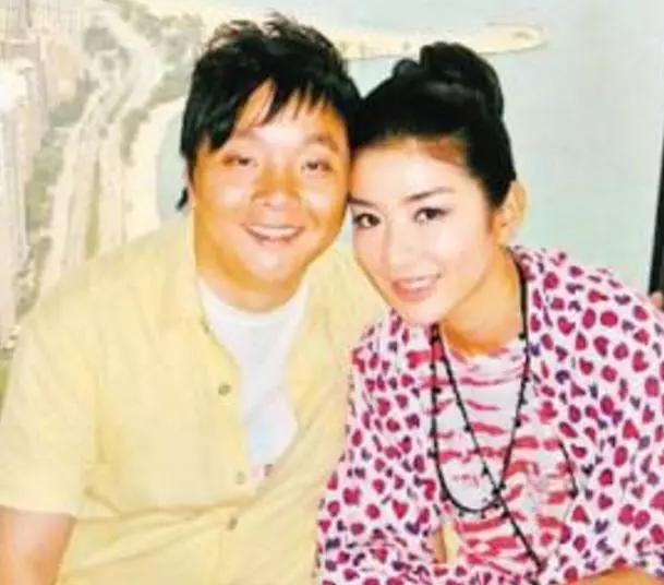她5年離婚2次,離婚風波導致她無戲可拍沒有錢賺,仍然坐輪椅捐款上千萬!