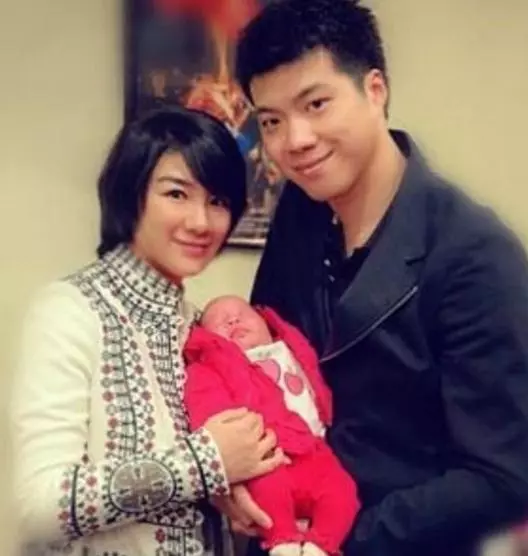 她5年離婚2次,離婚風波導致她無戲可拍沒有錢賺,仍然坐輪椅捐款上千萬!