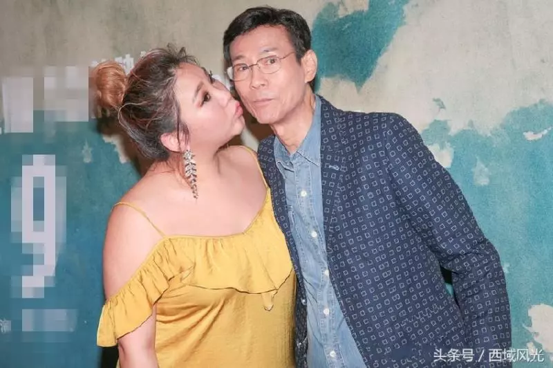 70歲鄭少秋與女兒鄭欣宜同台又親又抱,大家注意力卻放在第5張!