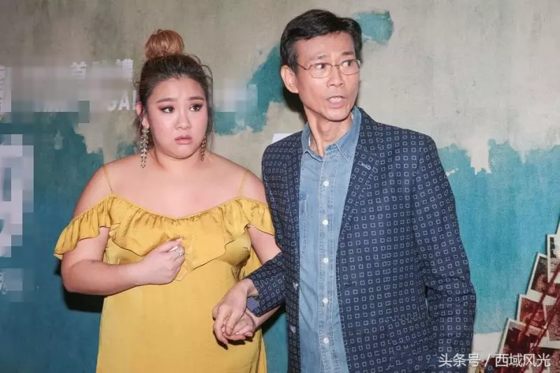 70歲鄭少秋與女兒鄭欣宜同台又親又抱,大家注意力卻放在第5張!