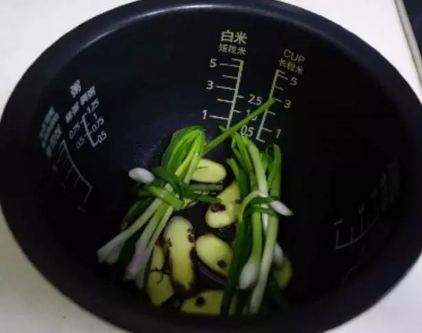 電飯鍋版鹽焗雞,只需30分鐘,美味鹽焗雞出鍋!鮮香金黃,回味無窮~
