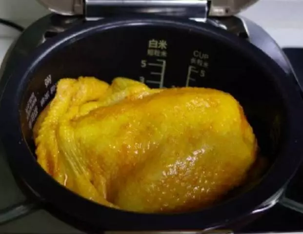 電飯鍋版鹽焗雞,只需30分鐘,美味鹽焗雞出鍋!鮮香金黃,回味無窮~