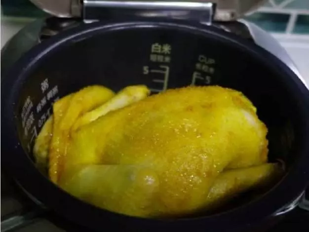 電飯鍋版鹽焗雞,只需30分鐘,美味鹽焗雞出鍋!鮮香金黃,回味無窮~