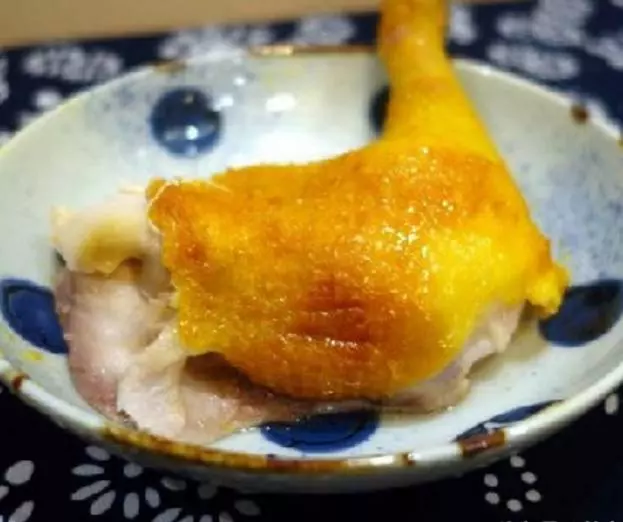電飯鍋版鹽焗雞,只需30分鐘,美味鹽焗雞出鍋!鮮香金黃,回味無窮~