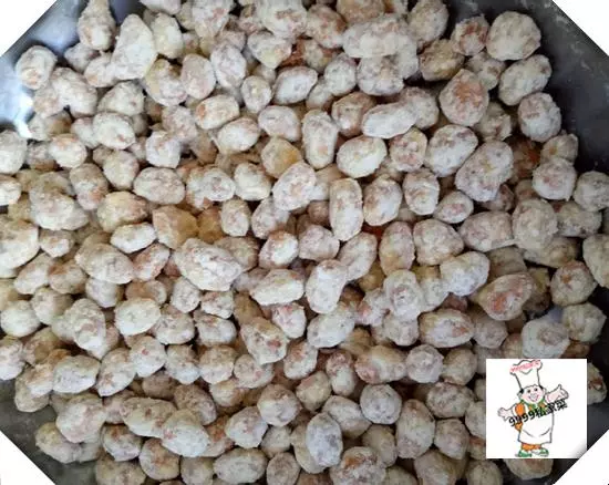 自製香酥花生米:花生米加入這3物再炸,好吃的停不下來,可下酒還可以當零食!