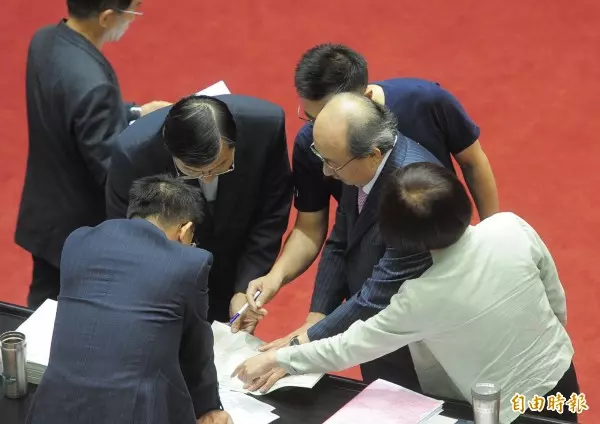 頻遭抹黑、抹紅攻擊 柯建銘:海水退了就知誰沒穿褲子