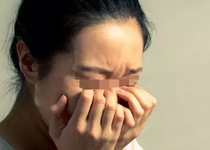 被迫嫁40歲光棍,新婚夜他偷偷給我本存摺,看到金額我痛哭一夜