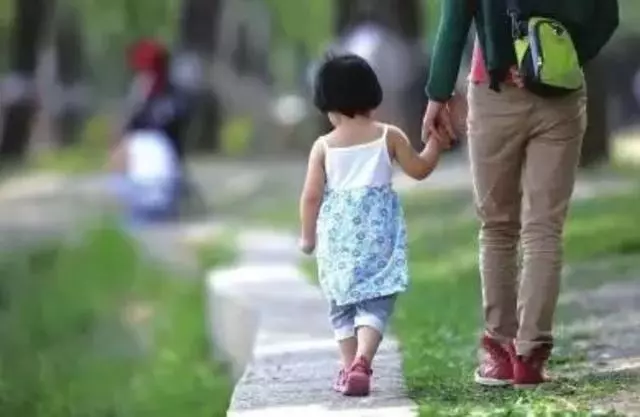 母親臨終前,把17歲的妹妹託付給我,6年後她卻成了我的老婆