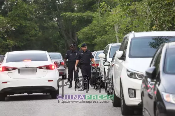 納吉到法庭辦理保釋手續!