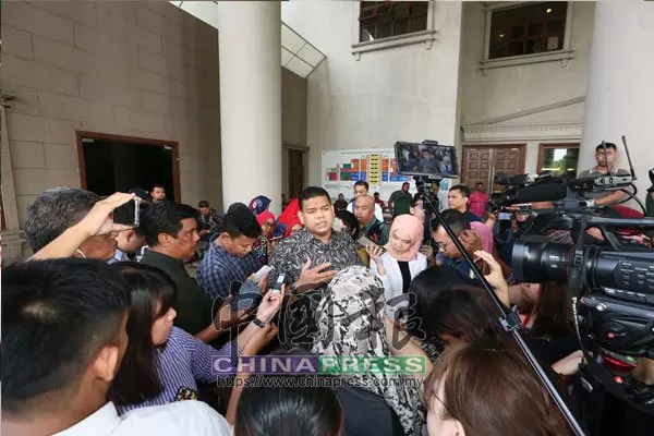 納吉到法庭辦理保釋手續!
