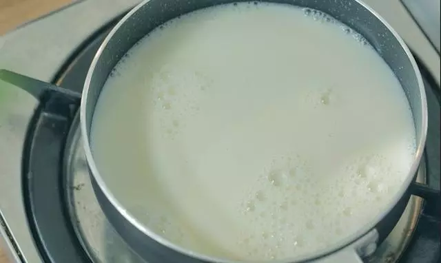 炎炎夏日教你做自製冰淇淋,簡單懶人做法,兩分鐘學會哦!