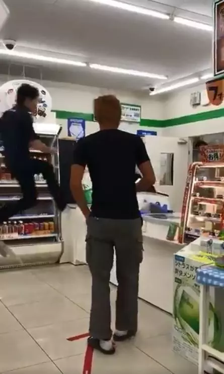 超敬業全家店員!「絕不讓客人等」瑪莉歐2.0 一秒神技大爆發… 萬人瘋傳看傻(圖+影