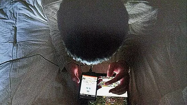 每天玩手機16小時 15歲學生肺功能退化似53歲