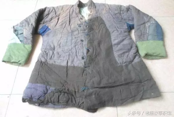 千萬產全給女兒,兒子只得件破棉襖,乞討三年才知緣由