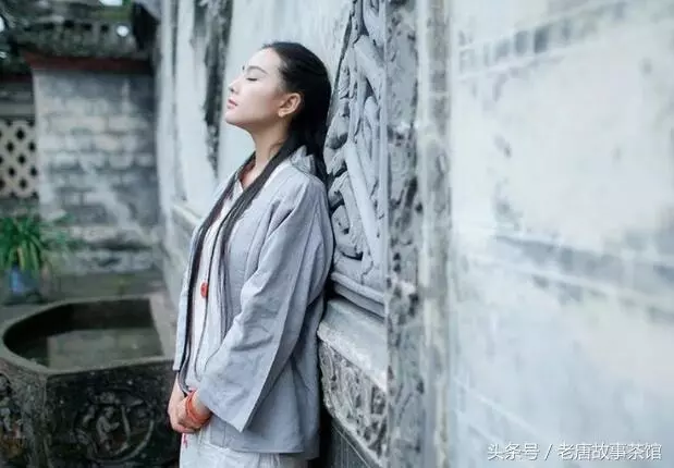 千萬產全給女兒,兒子只得件破棉襖,乞討三年才知緣由