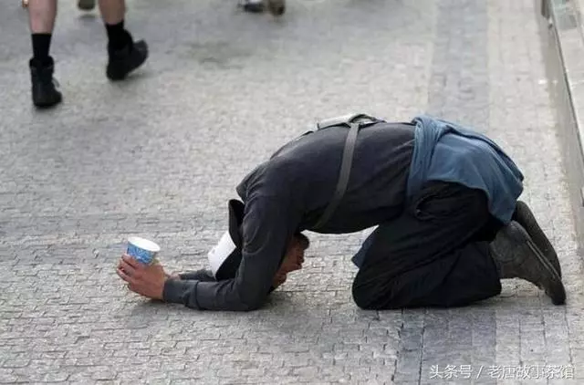 千萬產全給女兒,兒子只得件破棉襖,乞討三年才知緣由