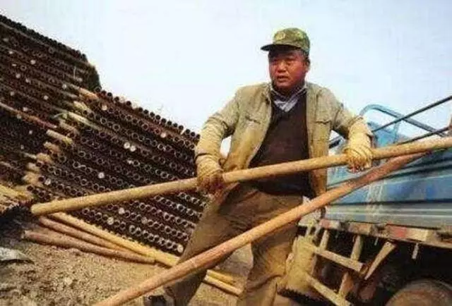 為湊弟弟大學學費,姐無奈嫁給傻子,幾年後門口來了豪車,姐哭了