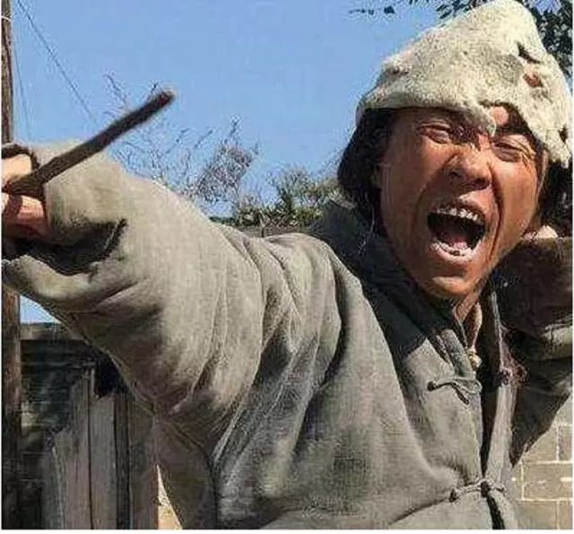 為湊弟弟大學學費,姐無奈嫁給傻子,幾年後門口來了豪車,姐哭了
