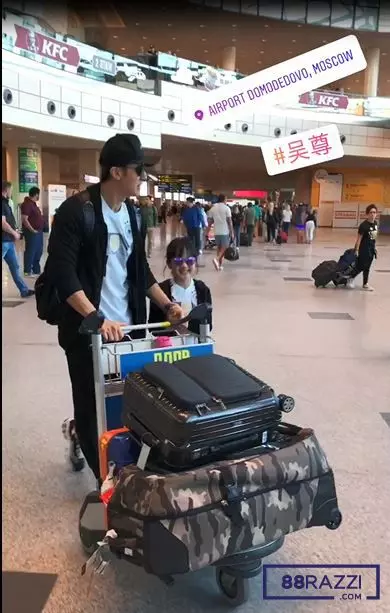 【大馬網友機場捕獲吳尊!】帶女兒NeiNei到俄羅斯看世界盃! 網友:兒子Max呢?