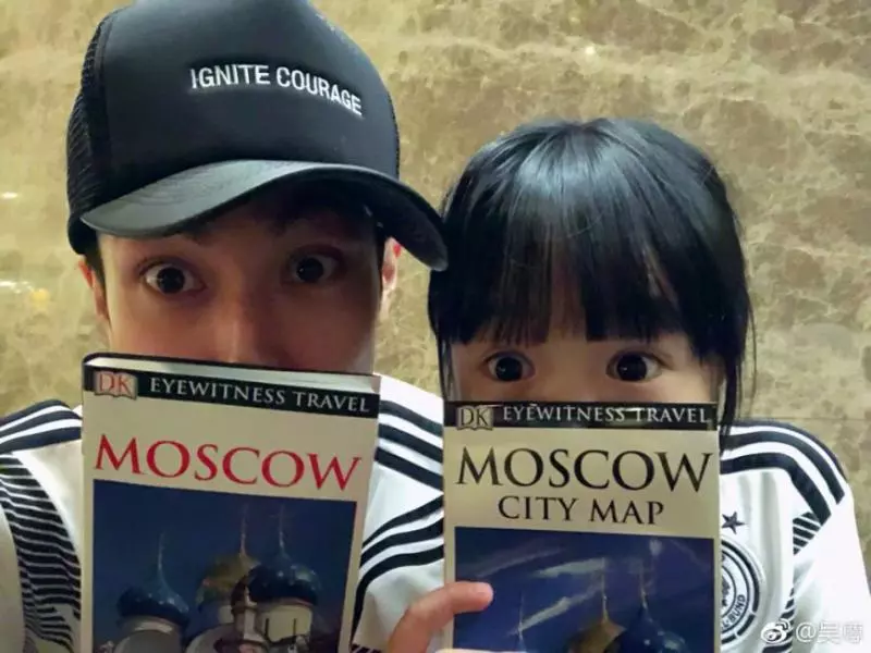 【大馬網友機場捕獲吳尊!】帶女兒NeiNei到俄羅斯看世界盃! 網友:兒子Max呢?