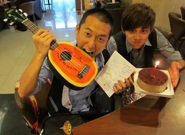阿翔跟正妹老婆結婚7年,3個孩子都可愛到不行,尤其是大女兒曝光,網友驚喊「是戴假髮的阿翔啊!」