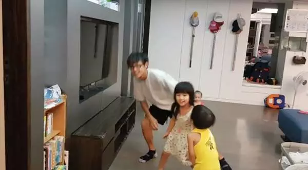阿翔跟正妹老婆結婚7年,3個孩子都可愛到不行,尤其是大女兒曝光,網友驚喊「是戴假髮的阿翔啊!」