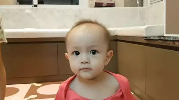 阿翔跟正妹老婆結婚7年,3個孩子都可愛到不行,尤其是大女兒曝光,網友驚喊「是戴假髮的阿翔啊!」