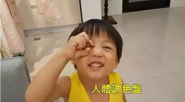 阿翔跟正妹老婆結婚7年,3個孩子都可愛到不行,尤其是大女兒曝光,網友驚喊「是戴假髮的阿翔啊!」
