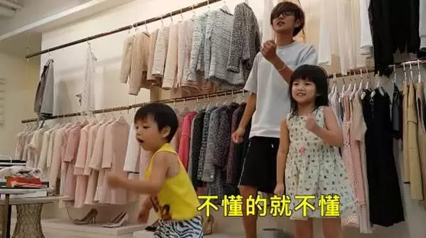 阿翔跟正妹老婆結婚7年,3個孩子都可愛到不行,尤其是大女兒曝光,網友驚喊「是戴假髮的阿翔啊!」