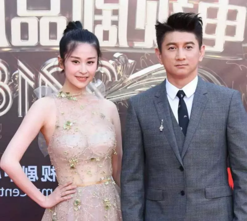 吳奇隆與穎兒同台,手都不知道該放哪,劉詩詩:老公,回家給你肉肉吃 !