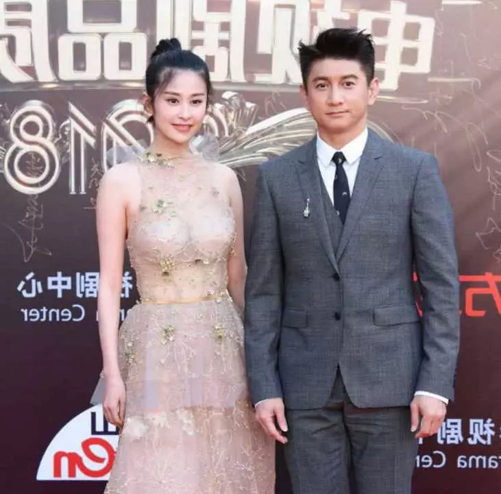 吳奇隆與穎兒同台,手都不知道該放哪,劉詩詩:老公,回家給你肉肉吃 !