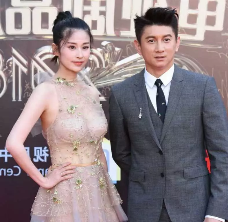 吳奇隆與穎兒同台,手都不知道該放哪,劉詩詩:老公,回家給你肉肉吃 !