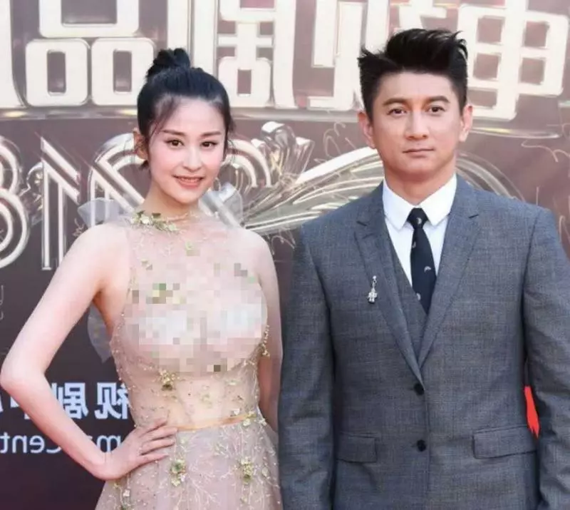 吳奇隆與穎兒同台,手都不知道該放哪,劉詩詩:老公,回家給你肉肉吃 !