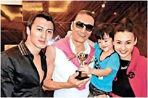 謝賢背著兒子謝霆鋒,親自開車接前兒媳張柏芝,引來謝霆鋒發飆?