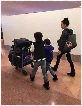 謝賢背著兒子謝霆鋒,親自開車接前兒媳張柏芝,引來謝霆鋒發飆?