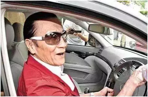 謝賢背著兒子謝霆鋒,親自開車接前兒媳張柏芝,引來謝霆鋒發飆?
