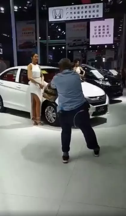 你沒女友不是丑!車展拍妹….勵志大爺竟把到妹子「照瘋傳」超得意(影