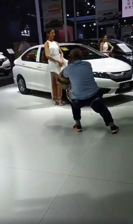 你沒女友不是丑!車展拍妹….勵志大爺竟把到妹子「照瘋傳」超得意(影