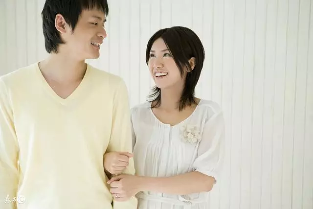 弟弟結婚我偷偷轉帳10萬,媽樂得合不攏嘴,老公發來微信後我懵了