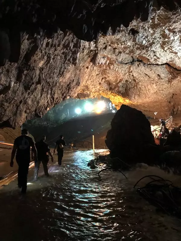 馬斯克抵達泰國 送出迷你潛艇